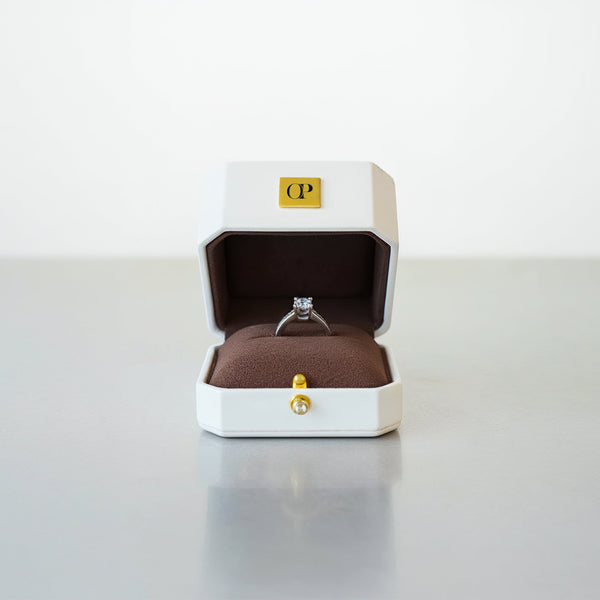 Elegante Leder-Ringbox in Weiß