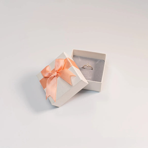 Papier-Ringbox mit Rosé Schleife